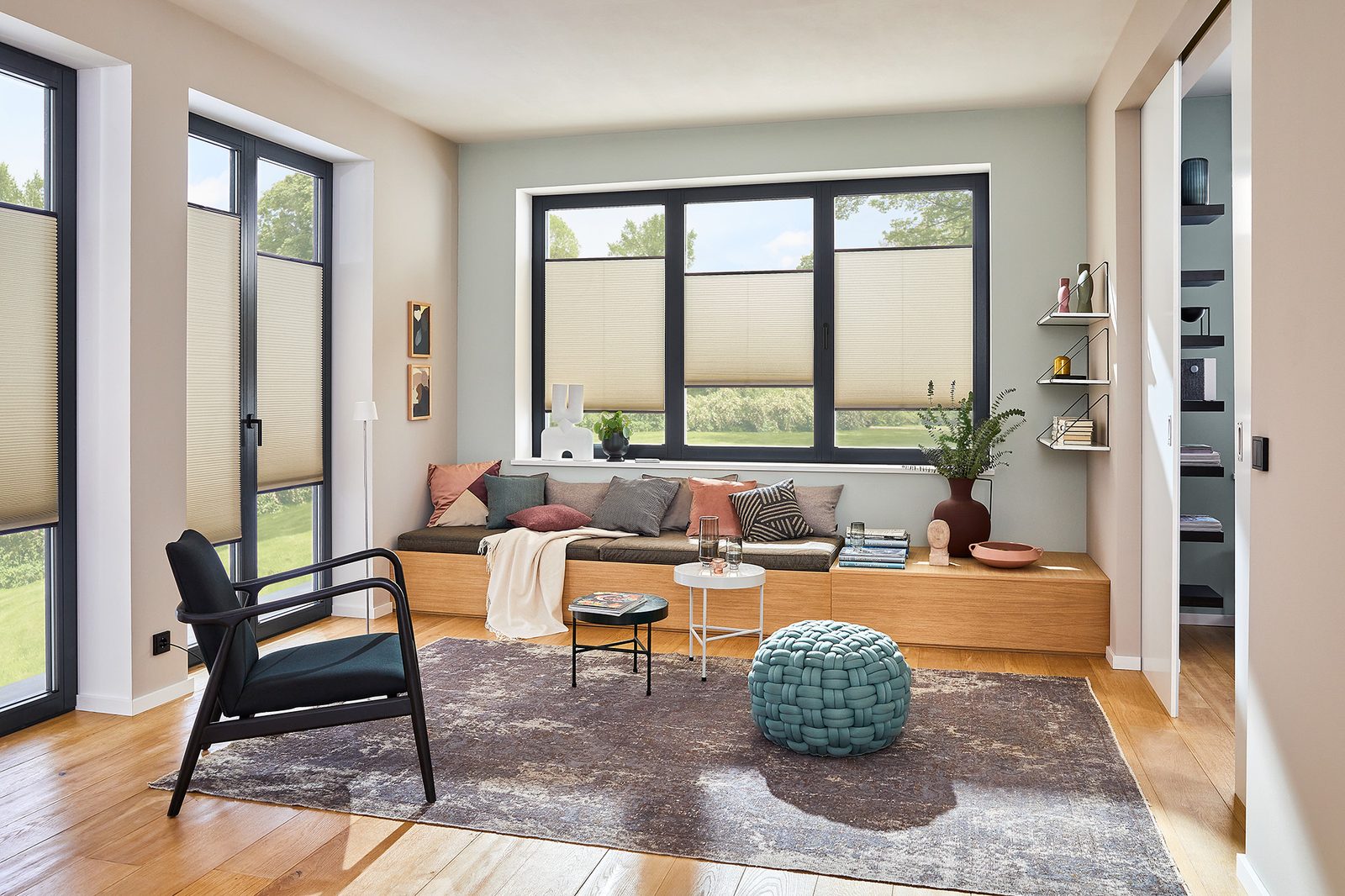 Beige Wabenplissees in der Fenstermitte eines Wohnzimmers mit Fensterbank